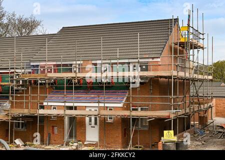 Llanharan, pays de Galles du Sud - avril 2021 : échafaudage autour de nouvelles maisons en cours de construction sur un nouveau développement de logements Banque D'Images