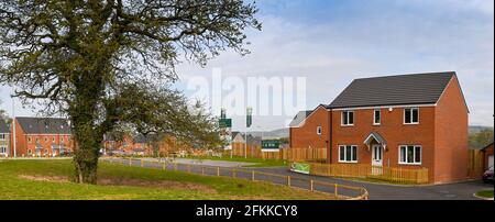 Llanharan, pays de Galles du Sud - avril 2021 : vue panoramique d'une maison individuelle, qui est la maison d'exposition pour un nouveau développement de logements par Persimmon Homes. Banque D'Images