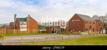 Llanharan, pays de Galles du Sud - avril 2021 : vue panoramique de la maison d'exposition pour un nouveau développement de logements par Persimmon Homes. Banque D'Images