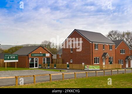 Llanharan, pays de Galles du Sud - avril 2021 : maison séparée comme maison de spectacle pour un nouveau développement de logements par Persimmon Homes. Banque D'Images