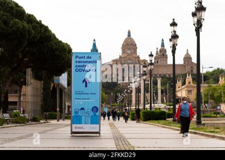 Espagne. 02 mai 2021. Un signe en langue catalane pointant vers un centre de vaccination Covid-19 en vue devant le château de Montjuic à Barcelone, Espagne, le 2 mai 2021. On s'attend à ce que davantage de sites de vaccination de masse s'ouvrent à mesure que de nouvelles doses de vaccins contre le covid-19 deviennent disponibles en Espagne et en Catalogne. (Photo par Davide Bonaldo/Sipa USA) crédit: SIPA USA/Alay Live News Banque D'Images