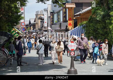 ISE, Japon. 1er mai 2021. Les personnes portant des masques de visage marchent dans une rue touristique près du sanctuaire ISE Jingu pendant les vacances de la semaine d'or. Les leaders de la préfecture du Japon ont exhorté les habitants à éviter les déplacements inutiles, le pays étant confronté à une quatrième vague de pandémie du coronavirus avec moins de trois mois pour se rendre jusqu'aux Jeux olympiques de Tokyo. (Photo par Jinhee Lee/SOPA Images/Sipa USA) crédit: SIPA USA/Alay Live News Banque D'Images