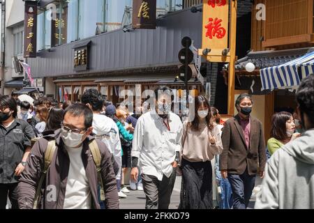 ISE, Japon. 1er mai 2021. Les personnes portant des masques de visage marchent dans une rue touristique près du sanctuaire ISE Jingu pendant les vacances de la semaine d'or. Les leaders de la préfecture du Japon ont exhorté les habitants à éviter les déplacements inutiles, le pays étant confronté à une quatrième vague de pandémie du coronavirus avec moins de trois mois pour se rendre jusqu'aux Jeux olympiques de Tokyo. (Photo par Jinhee Lee/SOPA Images/Sipa USA) crédit: SIPA USA/Alay Live News Banque D'Images