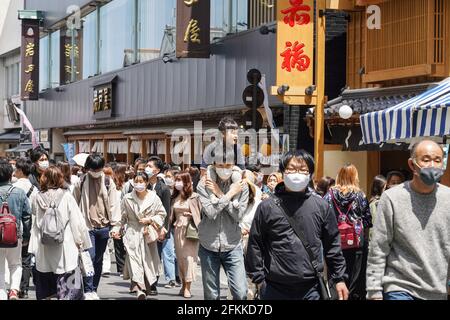 ISE, Japon. 1er mai 2021. Les personnes portant des masques de visage marchent dans une rue touristique près du sanctuaire ISE Jingu pendant les vacances de la semaine d'or. Les leaders de la préfecture du Japon ont exhorté les habitants à éviter les déplacements inutiles, le pays étant confronté à une quatrième vague de pandémie du coronavirus avec moins de trois mois pour se rendre jusqu'aux Jeux olympiques de Tokyo. (Photo par Jinhee Lee/SOPA Images/Sipa USA) crédit: SIPA USA/Alay Live News Banque D'Images