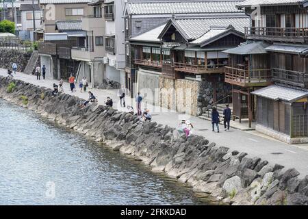 ISE, Japon. 1er mai 2021. Les gens s'assoient le long d'une rivière près du sanctuaire ISE Jingu pendant les vacances de la semaine d'or. Les leaders de la préfecture du Japon ont exhorté les habitants à éviter les déplacements inutiles, le pays étant confronté à une quatrième vague de pandémie du coronavirus avec moins de trois mois pour se rendre jusqu'aux Jeux olympiques de Tokyo. (Photo par Jinhee Lee/SOPA Images/Sipa USA) crédit: SIPA USA/Alay Live News Banque D'Images