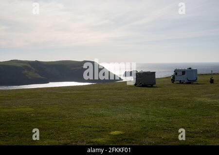 Campervand et camping-cars sur le site du sommet de la falaise Banque D'Images