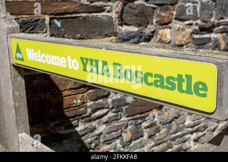 Panneau YHA Boscastle sur la porte, Boscastle, Cornwall, royaume-uni Banque D'Images