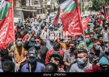 Gaza, Palestine. 02 mai 2021. Les manifestants défilent dans la rue tout en tenant des drapeaux pendant la manifestation. Les Palestiniens ont organisé des rassemblements à travers Gaza pour protester contre le report des élections parlementaires. Les élections législatives devraient avoir lieu le 22 mai, les élections présidentielles le 31 juillet et les élections du conseil national palestinien le 31 août. (Photo de Yousef Masoud/SOPA Images/Sipa USA) crédit: SIPA USA/Alay Live News Banque D'Images