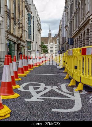 Bornes en plastique dans une piste cyclable Banque D'Images