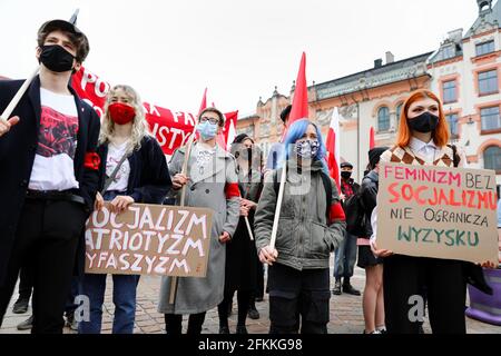 Cracovie, Pologne. 1er mai 2021. Les membres du Parti socialiste polonais sont vus avec des pancartes et des drapeaux pendant la manifestation.la Journée internationale des travailleurs, également connue sous le nom de Fête du travail ou de mai a une longue tradition en Pologne. Avant la chute du communisme, des événements de propagande avaient lieu ce jour-là, c’est maintenant un jour pour les jeunes adultes de gauche d’exprimer leurs réserves sur le marché du travail et le manque de justice sociale qu’il implique, En Pologne, forcer les travailleurs à travailler de manière autonome et les violations des droits du travail sont des pratiques courantes. Crédit : SOPA Images Limited/Alamy Live News Banque D'Images