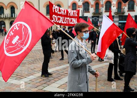 Cracovie, Pologne. 1er mai 2021. Un membre du Parti socialiste polonais est vu avec un drapeau de parti socialiste pendant la manifestation.la Journée internationale des travailleurs, également connue sous le nom de Fête du travail ou de mai a une longue tradition en Pologne. Avant la chute du communisme, des événements de propagande avaient lieu ce jour-là, c’est maintenant un jour pour les jeunes adultes de gauche d’exprimer leurs réserves sur le marché du travail et le manque de justice sociale qu’il implique, En Pologne, forcer les travailleurs à travailler de manière autonome et les violations des droits du travail sont des pratiques courantes. Crédit : SOPA Images Limited/Alamy Live News Banque D'Images