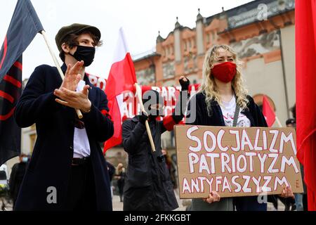 Cracovie, Pologne. 1er mai 2021. Des membres du Parti socialiste polonais vus pendant la manifestation. La Journée internationale des travailleurs, également connue sous le nom de Fête du travail ou Journée du mai, a une longue tradition en Pologne. Avant la chute du communisme, des événements de propagande avaient lieu ce jour-là, c’est maintenant un jour pour les jeunes adultes de gauche d’exprimer leurs réserves sur le marché du travail et le manque de justice sociale qu’il implique, En Pologne, forcer les travailleurs à travailler de manière autonome et les violations des droits du travail sont des pratiques courantes. Crédit : SOPA Images Limited/Alamy Live News Banque D'Images