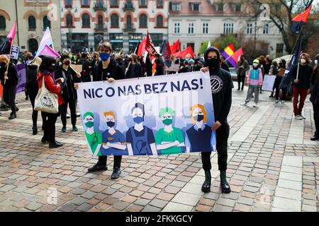 Cracovie, Pologne. 1er mai 2021. Les manifestants sont vus avec une bannière disant « rien sur nous sans nous ! » Pendant la manifestation.la Journée internationale des travailleurs, également connue sous le nom de Fête du travail ou Journée du mai, a une longue tradition en Pologne. Avant la chute du communisme, des événements de propagande avaient lieu ce jour-là, c’est maintenant un jour pour les jeunes adultes de gauche d’exprimer leurs réserves sur le marché du travail et le manque de justice sociale qu’il implique, En Pologne, forcer les travailleurs à travailler de manière autonome et les violations des droits du travail sont des pratiques courantes. Crédit : SOPA Images Limited/Alamy Live News Banque D'Images