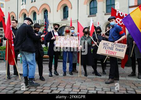 Les membres du Parti socialiste polonais sont vus avec des pancartes et des drapeaux pendant la manifestation.la Journée internationale des travailleurs, également connue sous le nom de Fête du travail ou de mai a une longue tradition en Pologne. Avant la chute du communisme, des événements de propagande avaient lieu ce jour-là, c’est maintenant un jour pour les jeunes adultes de gauche d’exprimer leurs réserves sur le marché du travail et le manque de justice sociale qu’il implique, En Pologne, forcer les travailleurs à travailler de manière autonome et les violations des droits du travail sont des pratiques courantes. (Photo de Filip Radwanski/SOPA Images/Sipa USA) Banque D'Images