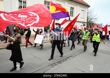 Les membres du Parti socialiste polonais sont vus marcher avec un drapeau populaire espagnol du Front pendant la manifestation.la Journée internationale des travailleurs, également connue sous le nom de la fête du travail ou de mai a une longue tradition en Pologne. Avant la chute du communisme, des événements de propagande avaient lieu ce jour-là, c’est maintenant un jour pour les jeunes adultes de gauche d’exprimer leurs réserves sur le marché du travail et le manque de justice sociale qu’il implique, En Pologne, forcer les travailleurs à travailler de manière autonome et les violations des droits du travail sont des pratiques courantes. (Photo de Filip Radwanski/SOPA Images/Sipa USA) Banque D'Images