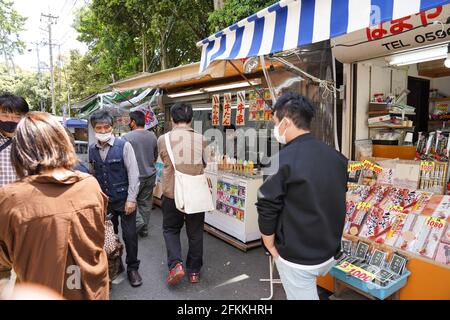 ISE, Japon. 1er mai 2021. Les personnes portant des masques de visage marchent dans une rue touristique près du sanctuaire ISE Jingu pendant les vacances de la semaine d'or. Les leaders de la préfecture du Japon ont exhorté les habitants à éviter les déplacements inutiles, le pays étant confronté à une quatrième vague de pandémie du coronavirus avec moins de trois mois pour se rendre jusqu'aux Jeux olympiques de Tokyo. Crédit : SOPA Images Limited/Alamy Live News Banque D'Images