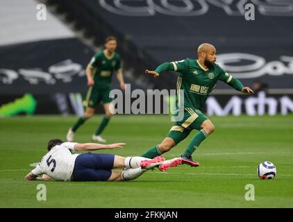 Londres, Angleterre, 2 mai 2021. David McGoldrick de Sheffield Utd élude Pierre-Emile Højbjerg de Tottenhamg pendant le match de la Premier League au Tottenham Hotspur Stadium, Londres. Le crédit photo devrait se lire: David Klein / Sportimage crédit: Sportimage / Alay Live News Banque D'Images