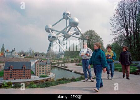 Famille en visite à Mini-Europe quelques mois après son inauguration, avril 1990, en arrière-plan l'Atomium, Bruxelles, Belgique Banque D'Images