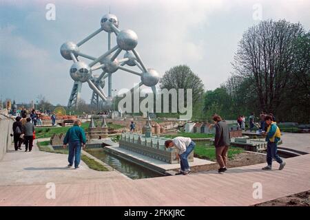 Famille en visite à Mini-Europe quelques mois après son inauguration, avril 1990, en arrière-plan l'Atomium, Bruxelles, Belgique Banque D'Images