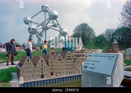 Famille en visite à Mini-Europe quelques mois après son inauguration, avril 1990, en arrière-plan l'Atomium, Bruxelles, Belgique Banque D'Images