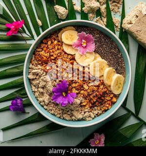 Bol à smoothie avec graines de bananes et granola de la halva Banque D'Images