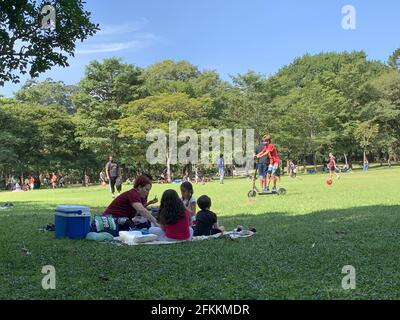 Sao Paulo, Sao Paulo, Brésil. 2 mai 2021. (INT) mouvement des personnes dans le parc Ibirapuera. 2 mai 2021, Sao Paulo, Brésil: Mouvement intense de personnes dans le parc Ibirapuera, dans la ville de Sao Paulo, dans un après-midi ensoleillé ce dimanche 2 mai, après l'assouplissement de la quarantaine en raison de la pandémie Covid-19. Crédit: Leco Viana/TheNews2 crédit: Leco Viana/TheNEWS2/ZUMA Wire/Alamy Live News Banque D'Images