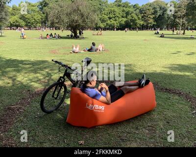 Sao Paulo, Sao Paulo, Brésil. 2 mai 2021. (INT) mouvement des personnes dans le parc Ibirapuera. 2 mai 2021, Sao Paulo, Brésil: Mouvement intense de personnes dans le parc Ibirapuera, dans la ville de Sao Paulo, dans un après-midi ensoleillé ce dimanche 2 mai, après l'assouplissement de la quarantaine en raison de la pandémie Covid-19. Crédit: Leco Viana/TheNews2 crédit: Leco Viana/TheNEWS2/ZUMA Wire/Alamy Live News Banque D'Images