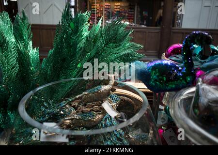 LONDRES, Royaume-Uni - 22 décembre 2020 : décorations de Noël dans le centre commercial Liberty, l'un des plus anciens grands magasins. Plumes de paon vert artificielles Banque D'Images