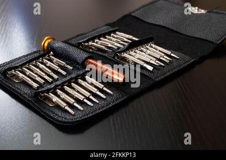 Un jeu de tournevis dans un étui en cuir sur bois vue rapprochée de la table Banque D'Images