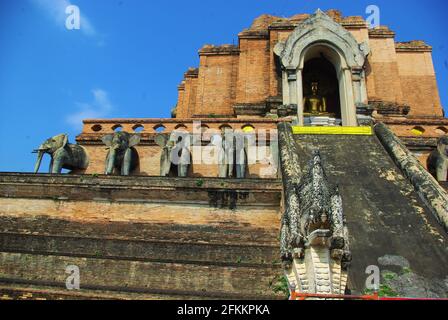 Vue rapprochée de Wat Chedi Luang, vieille ville, Chiang Mai, Thaïlande, Asie Banque D'Images