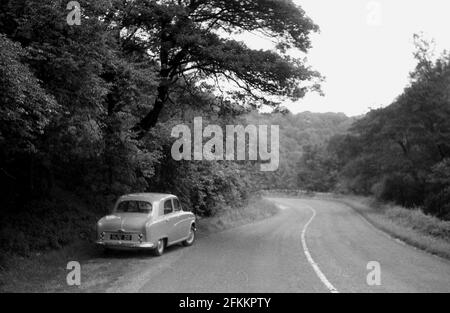 Années 1950, historique, une voiture Austin Cambridge A40 garée sur le bord d'une route forestière à flanc de colline, en haut dans les montagnes Wicklow, en Irlande. La fabrication britannique de Cambridge a été introduite en 1954 et a été maintenue en production pendant deux ans. Banque D'Images