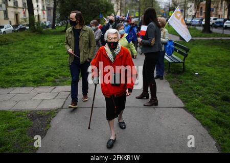 Cracovie, Pologne. 1er mai 2021. Un partisan de l'Union européenne, sceptique au sujet de la politique du gouvernement est vu porter un masque avec un éclairage rouge, symbole de la grève des femmes, pendant le mars.la Pologne est membre de l'Union européenne depuis le 1er mai 2004. À l'occasion du 17e anniversaire de l'adhésion de la Pologne à l'Union européenne, des drapeaux polonais et de l'Union européenne ont été affichés sur les bâtiments. Les opposants aux politiques du gouvernement ont défilé dans les rues des villes avec des drapeaux polonais et européens. (Photo de Filip Radwanski/SOPA Images/Sipa USA) crédit: SIPA USA/Alay Live News Banque D'Images