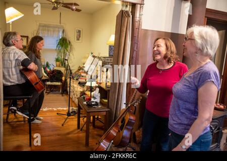 Detroit, Michigan - Bob O'Brien et Julie Beutel exécutent un concert à domicile de Zoom pendant la pandémie du coronavirus. Les gens pouvaient regarder le concert pour fr Banque D'Images