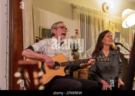 Detroit, Michigan - Bob O'Brien et Julie Beutel exécutent un concert à domicile de Zoom pendant la pandémie du coronavirus. Les gens pouvaient regarder le concert pour fr Banque D'Images