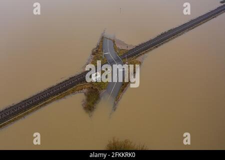 Route inondée passant par le chemin de fer. Une route sous l'eau Banque D'Images