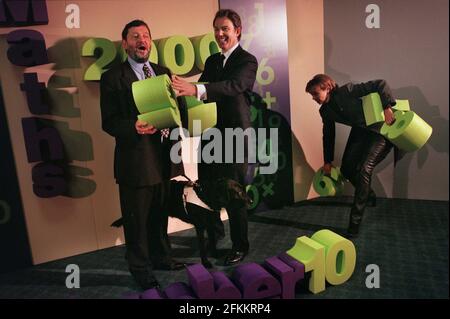 Tony Blair Premier ministre de Grande-Bretagne avec le porte-parole de l'emploi du travail David Blunkett et Carol Vorderman, présentateur de télévision, à un photocall Pour commencer le compte à rebours jusqu'à l'année de mathématiques 2000 ils sont Je partage une blague sur le test de David sur son 9X Tableau du programme aujourd'hui Banque D'Images