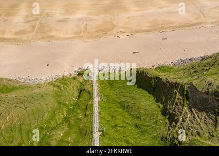 Vue aérienne des escaliers vers le Silver Strand dans le comté de Donegal - Irlande. Banque D'Images