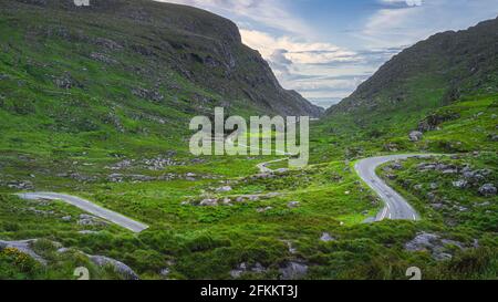 Magnifique paysage avec une route sinueuse et étroite traversant Gap of Dunloe et Black Valley, les montagnes MacGillycuddys Reeks, Ring of Kerry, Irlande Banque D'Images