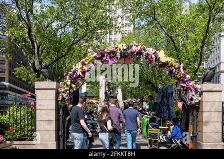 Spectacle floral annuel de Macy avec thème « Floral Celebration of Fortitude », Herald Square, New York, États-Unis Banque D'Images