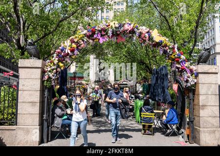 Spectacle floral annuel de Macy avec thème « Floral Celebration of Fortitude », Herald Square, New York, États-Unis Banque D'Images