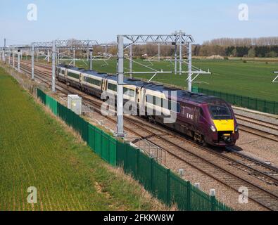 EMR classe 222 Meridian 222012 'Invest in Nottingham' sur la ligne principale Midland au nord de Wellingborough Banque D'Images