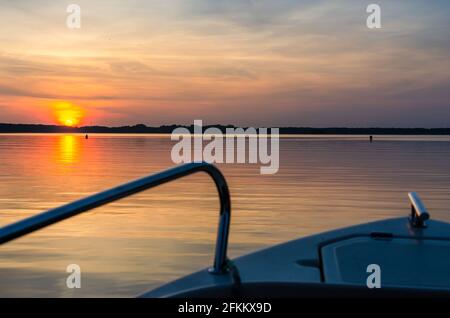 Lac Masurien, coucher de soleil, bateau à moteur Banque D'Images