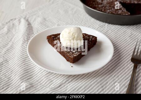 Gâteau au chocolat maison avec glace sur une assiette blanche, vue en angle bas. Banque D'Images