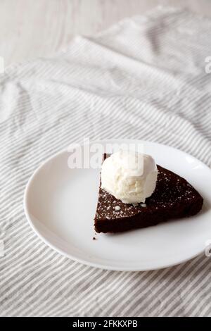 Gâteau au chocolat maison avec glace sur une assiette blanche, vue en angle bas. Copier l'espace. Banque D'Images