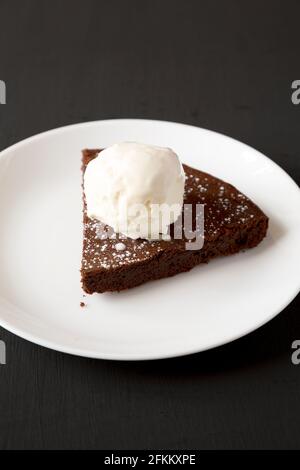 Gâteau au chocolat maison avec glace sur fond noir, vue en angle bas. Banque D'Images