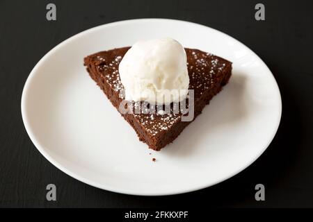 Gâteau au chocolat maison avec glace sur une surface noire, vue en angle bas. Banque D'Images