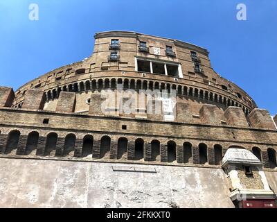 Vue à angle bas du mausolée d'Hadrien, généralement connu sous le nom de Castel Sant'Angelo à Parco Adriano, Rome, Italie Banque D'Images