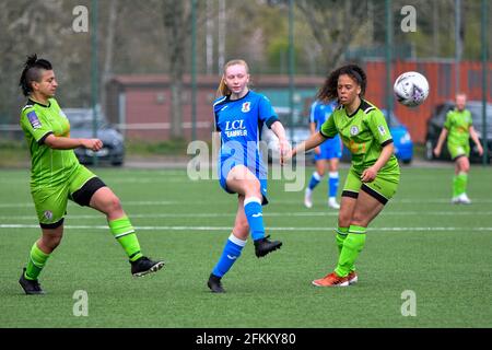 Ystrad Mynach, pays de Galles. 2 mai 2021. Holly Reed, de Cardiff City Dames, passe le ballon sous la pression de deux joueuses de Boldmere St Michaels lors du match de football féminin entre FA Women's National League Southern Premier Division Cardiff City Dames et FA Women's National League Division One Midlands Boldmere St Michaels Women au CCB Center for Sporting Excellence à Ystrad Mynach, pays de Galles, Royaume-Uni le 2 mai 2021. Crédit : Duncan Thomas/Majestic Media/Alay Live News. Banque D'Images