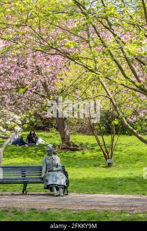 Brampton Park, Newcastle-Under-Lyme, Staffordshire, Royaume-Uni. 02 mai 2021. La Dame dans le parc - la sculpture grandeur nature en acier au milieu de la fleur de cerisier à l'après-midi ensoleillé. Crédit : Eddie Cloud/Alamy Live News. Banque D'Images