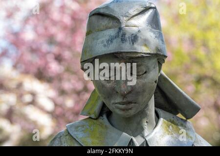 Brampton Park, Newcastle-Under-Lyme, Staffordshire, Royaume-Uni. 02 mai 2021. The Lady in the Park - vue rapprochée de la sculpture grandeur nature avec fleur de cerisier floue en arrière-plan. Crédit : Eddie Cloud/Alamy Live News. Banque D'Images